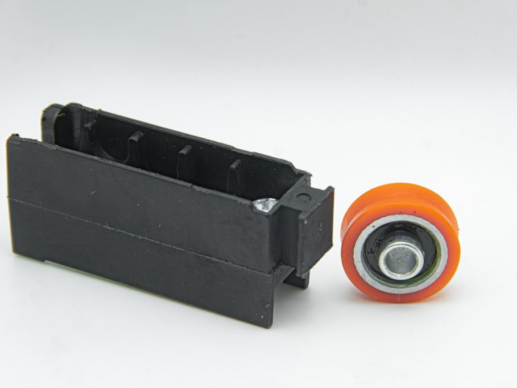 Rodamiento con carcasa de nylon para puertas y ventanas correderas. Serie Triana nylon. RAN (8 UNIDADES)