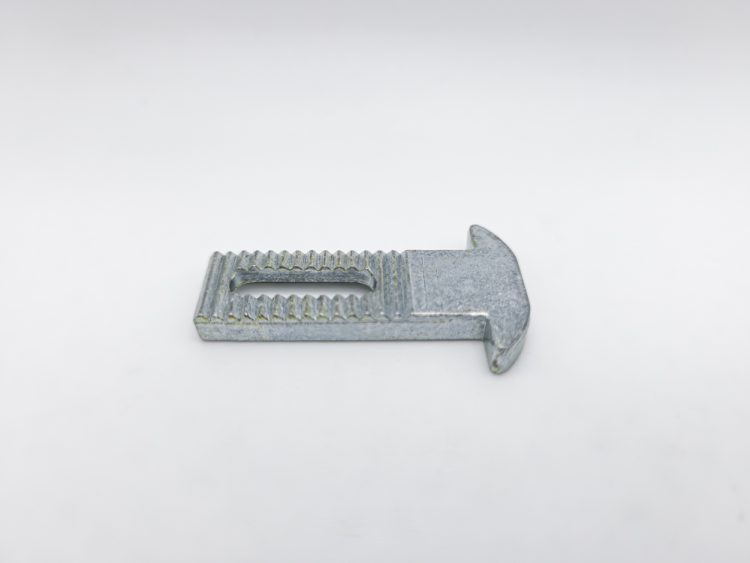 Gatillo recto con ranura para cierre embutido de nylon para puertas y ventanas corredoras de aluminio. Longitud 33 mm. Gatillo 33 mm nylon. RAN (6 UNIDADES)