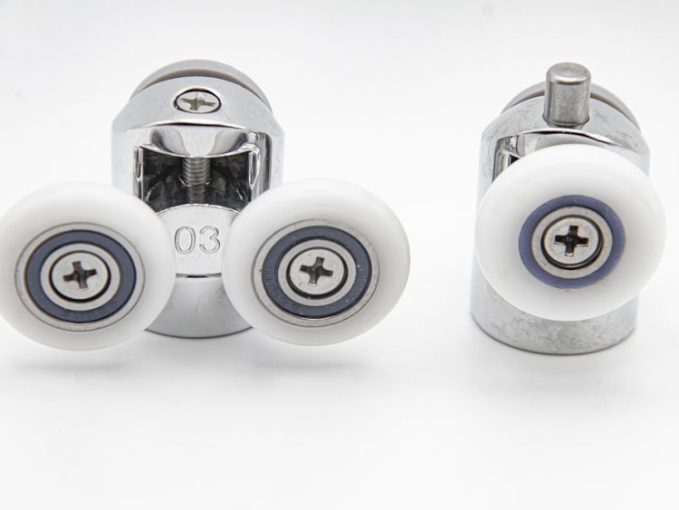 Juego de rodamientos doble articulados con soporte cromado para mampara de ducha. Tornillo M5, diámetro rueda 23 mm. RAN