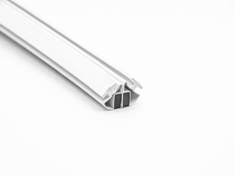 Juego de perfiles de goma magnéticos para mamparas con marco de aluminio con cierre angular (90º). Pestaña de 8 mm (2 tiras de 2 metros). RAN