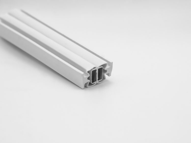 Juego de perfiles de goma magnéticos para mamparas con marco de aluminio con cierre frontal (180º). Pestaña de 8 mm (2 tiras de 2 metros). RAN