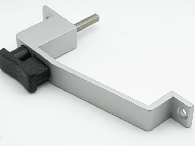 Cierre central con asa pulsadora para puerta corredera de aluminio, color plata. RAN. (1 UNIDAD)