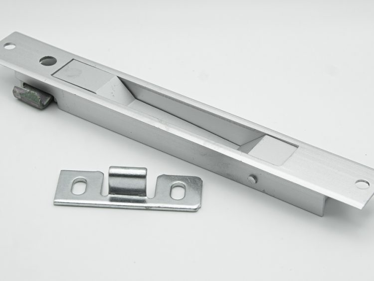 Cierre embutido de acción frontal para ventanas correderas de aluminio, modelo estrecho, color plata - RAN (2 UNIDADES)