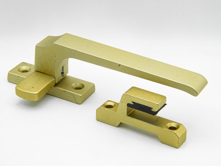 Cierre de presión con pala plana, modelo antiguo, apertura derecha, acabado color oro. RAN (1 UNIDAD)