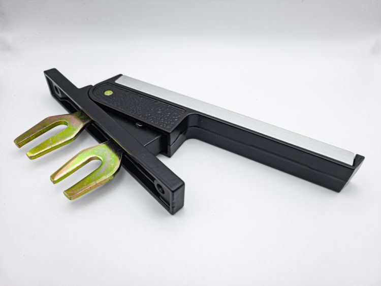 Cremona de accionamiento frontal con pletina de aluminio en color negro - RAN (1 UNIDAD)