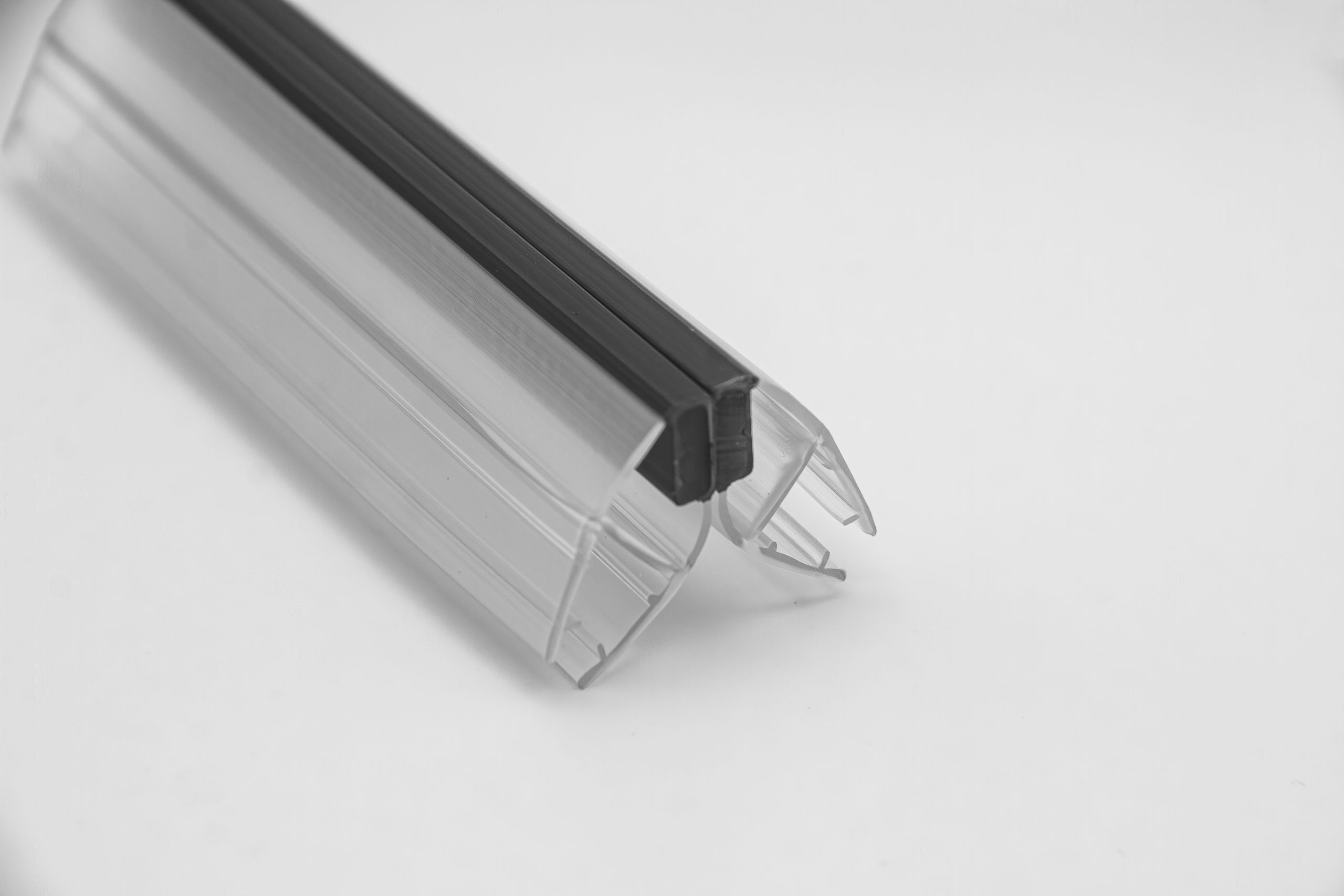 Juego de perfiles de PVC magnéticos para mamparas de vidrio con cierre angular (90º). Caja de 6/8 mm (2 tiras de 2 metros). RAN