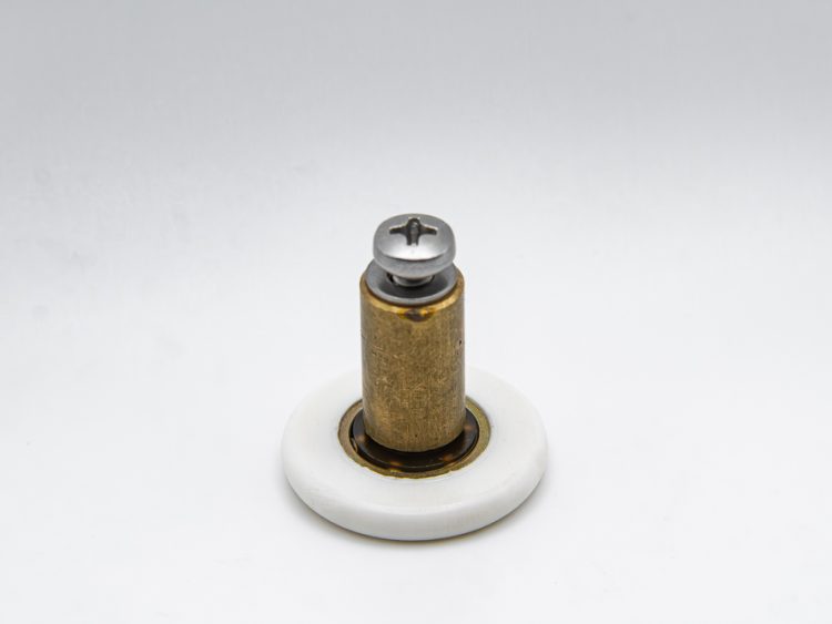 Rueda para mampara frontal con rodamiento de bolas y prolongador de 17 mm. Eje roscado M4, diámetro 26 mm. RAN (4 unidades)