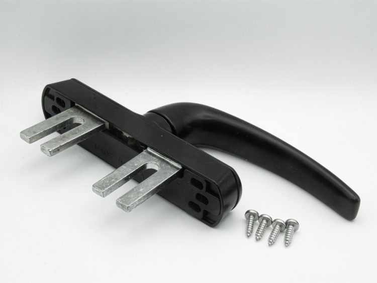 Cremona de accionamiento lateral. Apertura exterior, con patilla de 38 mm, color negro. RAN (1 UNIDAD)