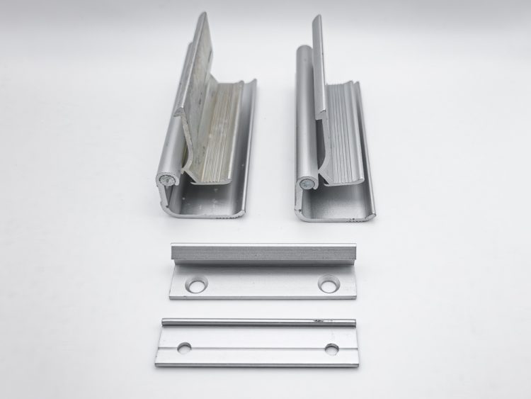 Cierre lateral superpuesto para ventanas correderas de aluminio, acabado plata. RAN (1 JUEGO)