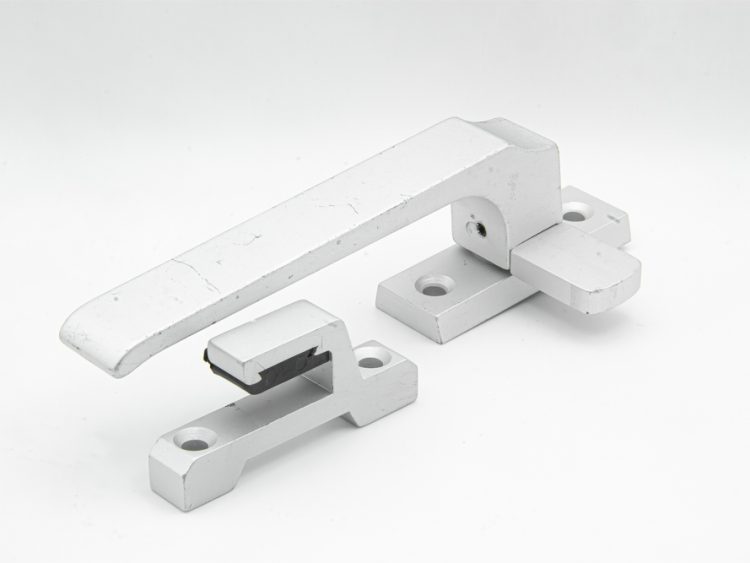 Cierre de presión con pala plana, modelo antiguo. Apertura derecha, color plata. RAN (1 UNIDAD)