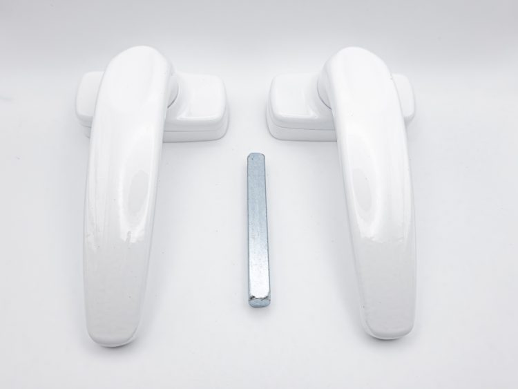 Juego de manillas recuperables con escudo para puerta/ventana de aluminio, con cuadradillo de 8 mm. Color blanco. RAN ( 1 JUEGO )