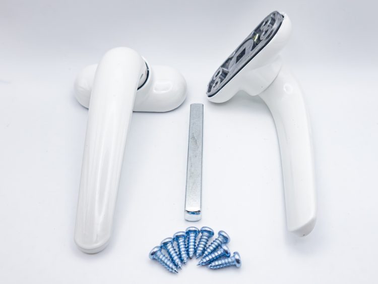 Juego de manillas recuperables con escudo para puerta/ventana de aluminio, con cuadradillo de 8 mm. Color blanco. RAN (1 JUEGO)