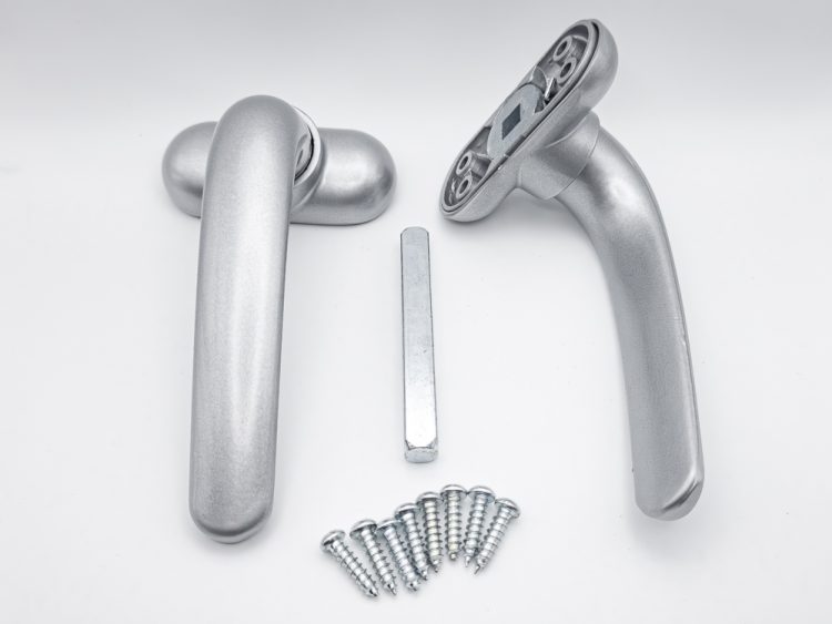 Juego de manillas recuperables con escudo para puerta/ventana de aluminio, con cuadradillo de 8 mm. Color plata. RAN (1 JUEGO)