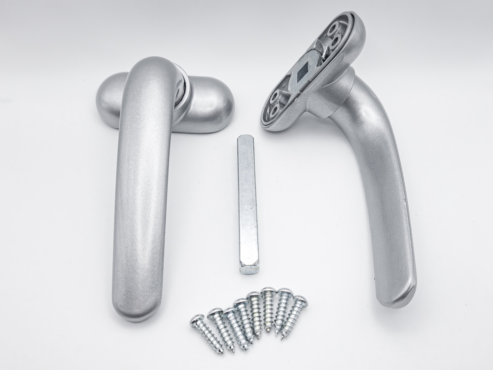 Juego de manillas recuperables con escudo para puerta/ventana de aluminio, con cuadradillo de 8 mm. Color plata. RAN (1 JUEGO)