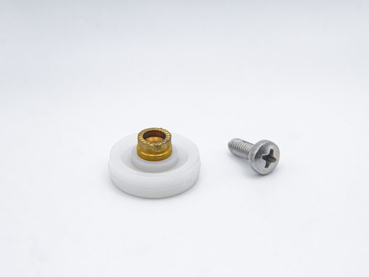 Rueda de nylon para mampara con rodamiento de casquillo, pista lisa, cuello corto. Eje roscado M4, diámetro 21 mm. RAN (2 UNIDADES)