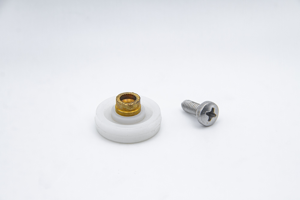 Rueda de nylon para mampara con rodamiento de casquillo, pista lisa, cuello corto. Eje roscado M4, diámetro 21 mm. RAN (2 UNIDADES)