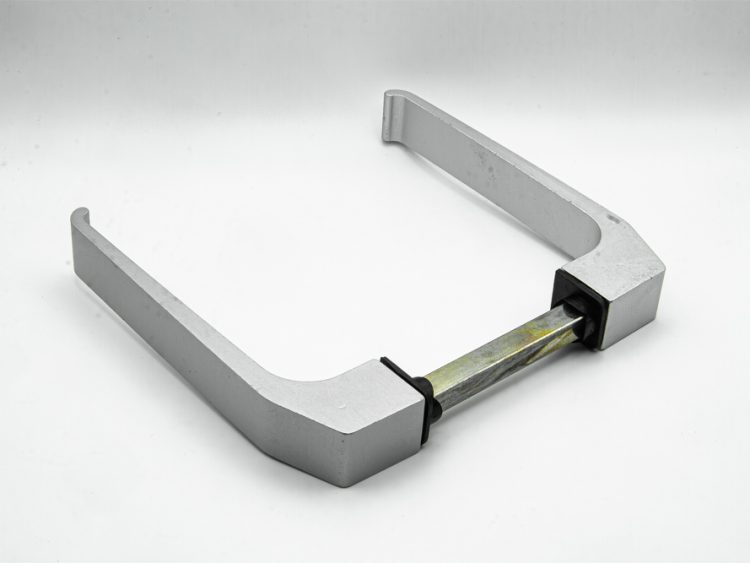 Juego de manillas para puerta/ventana de aluminio con cuadradillo de 8 mm. Color plata. RAN (1 JUEGO)