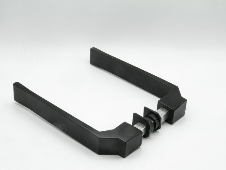 Juego de manillas para puerta/ventana de aluminio con cuadradillo de 8 mm. Color negro. RAN (1 JUEGO)