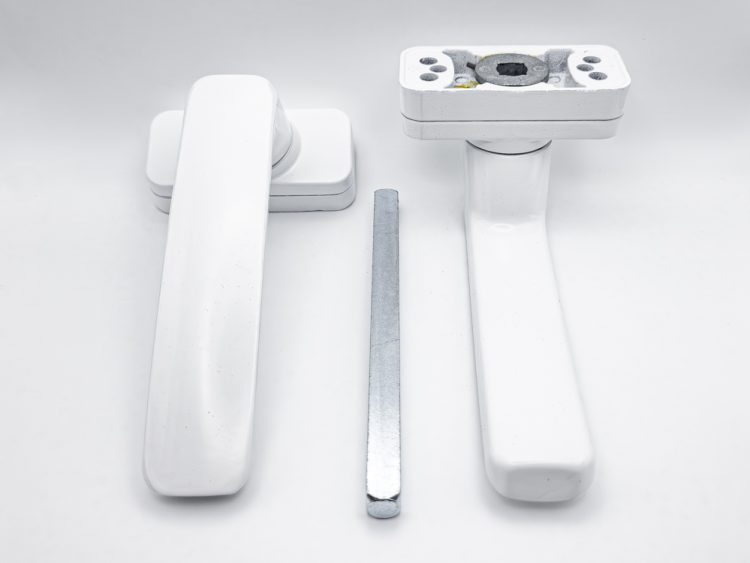 Juego de manillas recuperables con escudo para puerta/ventana de aluminio, con cuadradillo de 8 mm. Modelo Cerrato, color blanco. RAN (1 JUEGO)