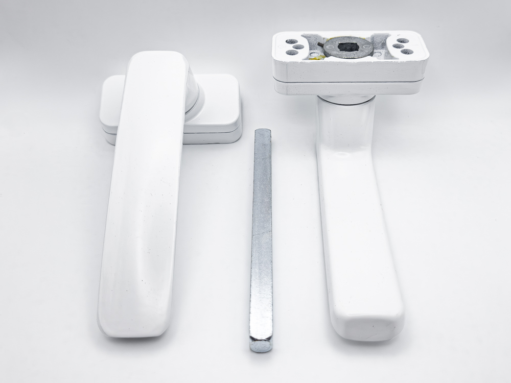 Juego de manillas recuperables con escudo para puerta/ventana de aluminio, con cuadradillo de 8 mm. Modelo Cerrato, color blanco. RAN (1 JUEGO)